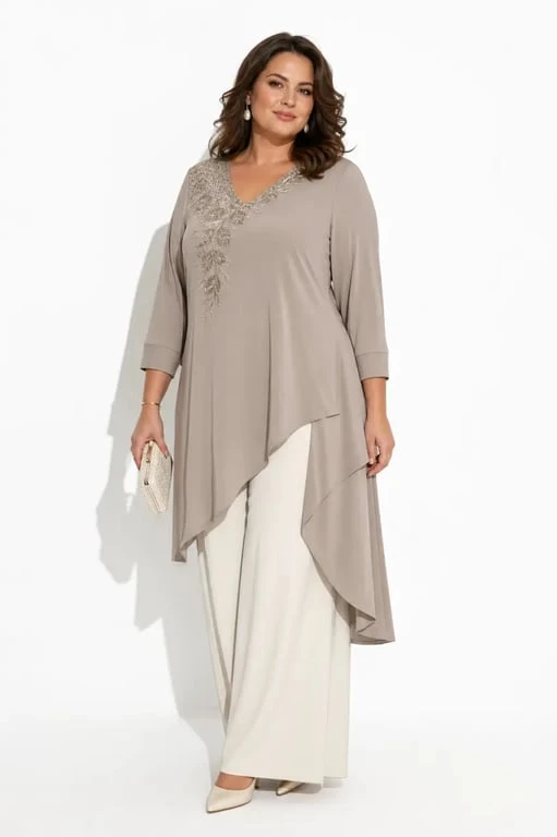 Tunique habillée grande taille pour mariage portée dans une tenue de cérémonie élégante