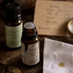Huile essentielle périmée dangereux : flacon oxydé irritant, DLUO dépassée sur papier absorbant