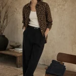 Look chemise leopard chic avec jean et noir