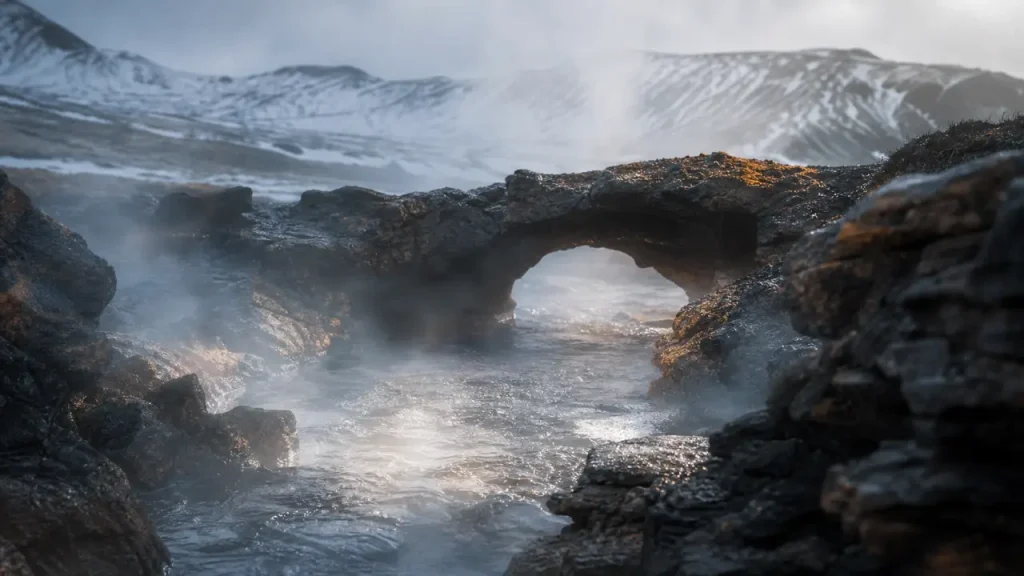 Sources chaudes en Islande : rivière d’eau chaude bouillonnante, vapeur et basalte
