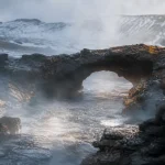 Sources chaudes en Islande : rivière d’eau chaude bouillonnante, vapeur et basalte