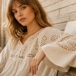 Haut boheme femme en gaze écrue brodée et manches évasées