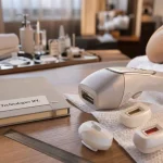 Innovation epilation : appareil laser IPL sur table, cabine moderne en arrière-plan