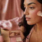 Maquillage mariage rose poudré : blush rosé fondu, teint glow, palette champagne