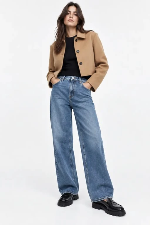Look mocassin femme tendance avec jean wide-leg et semelle épaisse