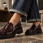 Tendance look mocassin femme : mocassins vernis et jean wide-leg retroussé